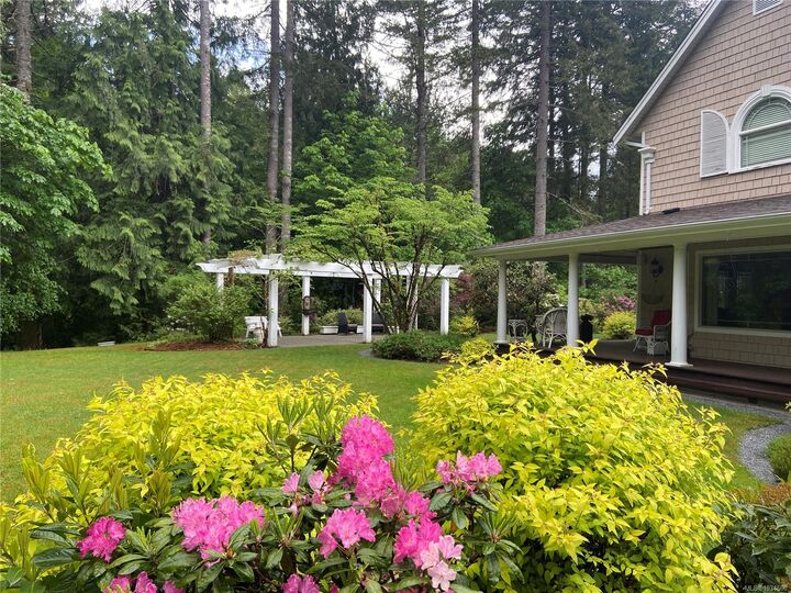 Property Photo: 1753 Peerless Rd BC V0R 1L0