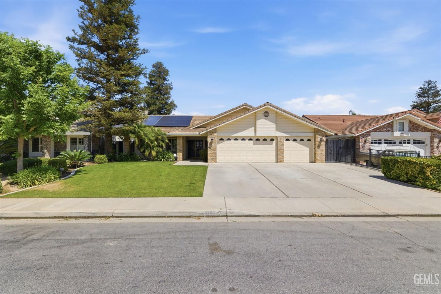 Property Photo:  5702 Stageline Drive  CA 93312 