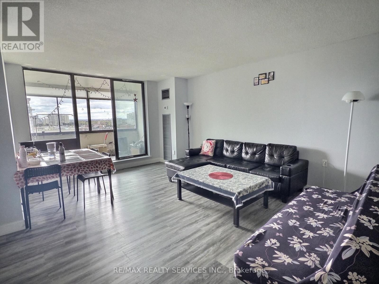 Property Photo:  18 Knightsbridge Road 1812  ON L6T 3X5 