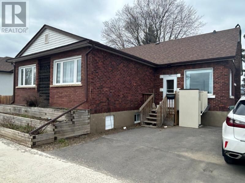 Property Photo:  917 Frederica St W  ON P7E 3X7 