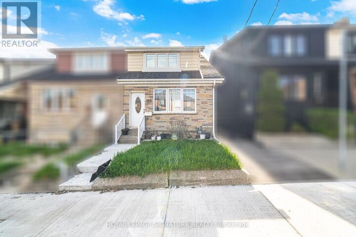 Property Photo:  2000 Dufferin Street 2  ON M6E 3R2 