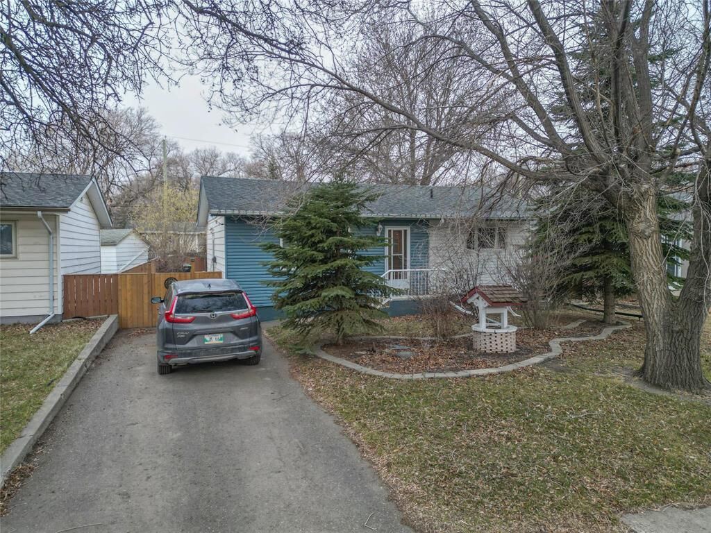Property Photo:  412 25th Street  MB R7B 1Z4 