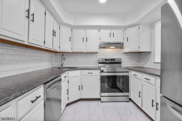 Property Photo:  7 Lee Ct 7  NJ 08833 