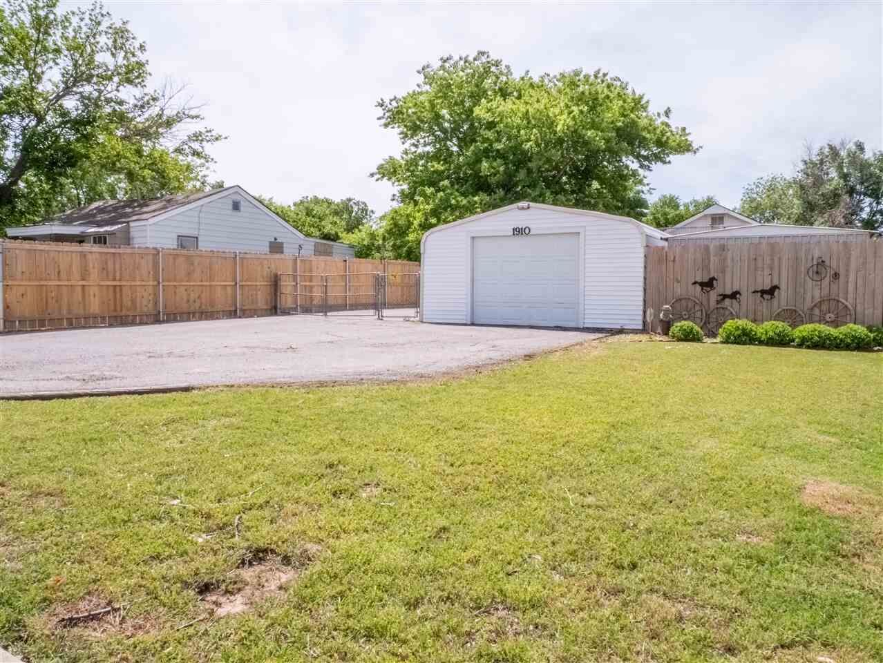 Property Photo: 1910 SW B Ave OK 73501