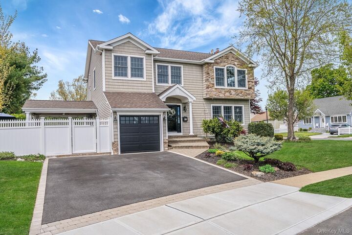 Property Photo:  512 Heathcliff Drive  NY 11783 