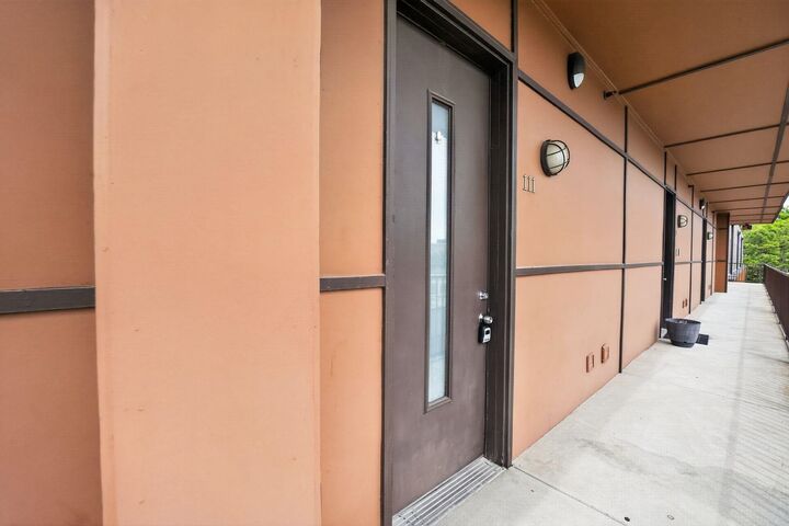 Property Photo: 437 Monroe Ave 111 TN 38103