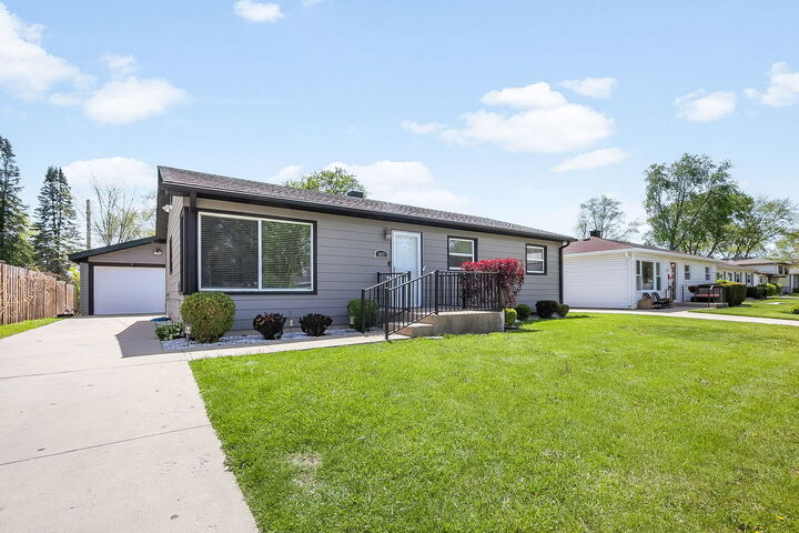 Property Photo:  407 Bonniebrook Avenue  IL 60060 
