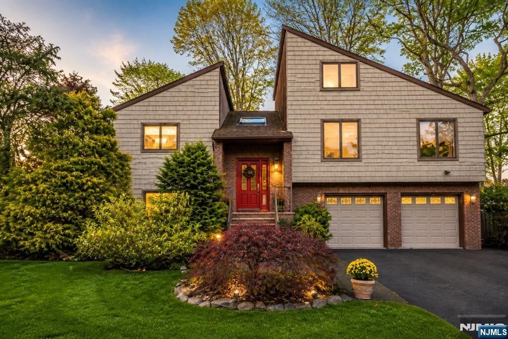 Property Photo:  4 Lesa Lane  NJ 07642 