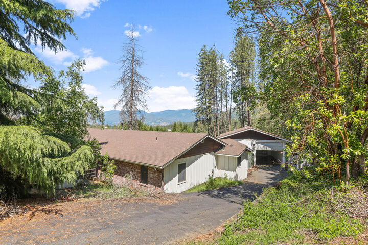 Property Photo:  301 Red Spur Drive  OR 97527 