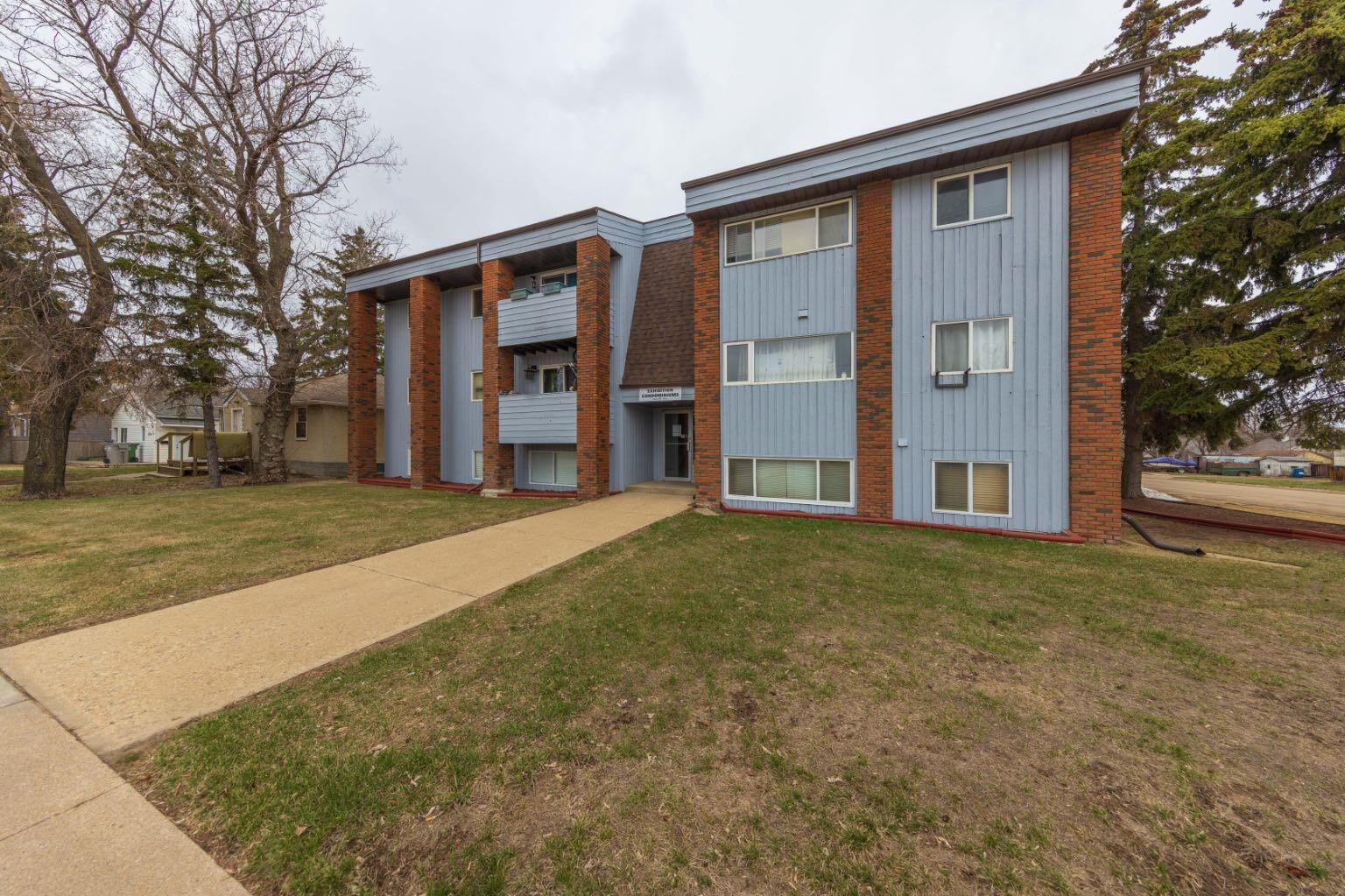 Property Photo:  5538 49 Avenue 10  SK S9V 0V4 