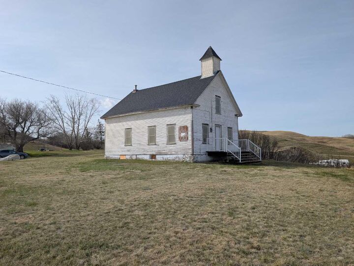 Property Photo:  404 Hillside Avenue  AB T0M 0L0 