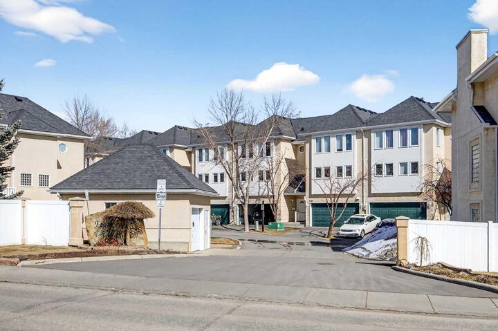 Property Photo:  94 Candle Terrace SW  AB T2W 6G7 