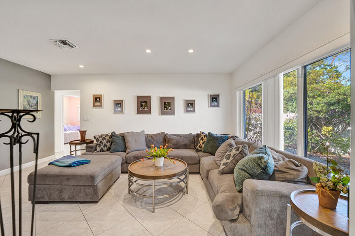 Property Photo: 1036 NE 9th Avenue FL 33304