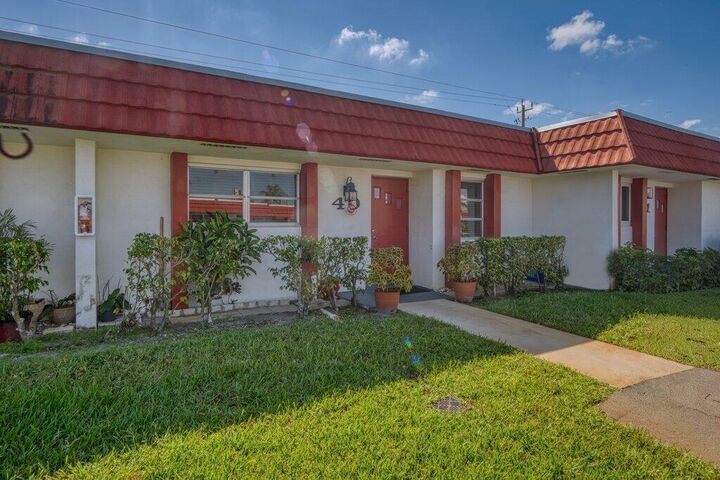 Property Photo:  5800 W Fernley Dr Drive W 40  FL 33415 