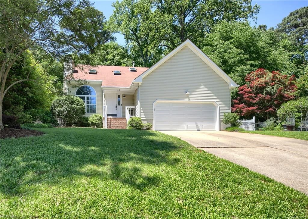 Property Photo: 215 Amesbury Ln VA 23606