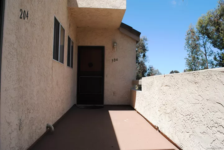 Property Photo:  6116 Calle Mariselda 304  CA 92124 