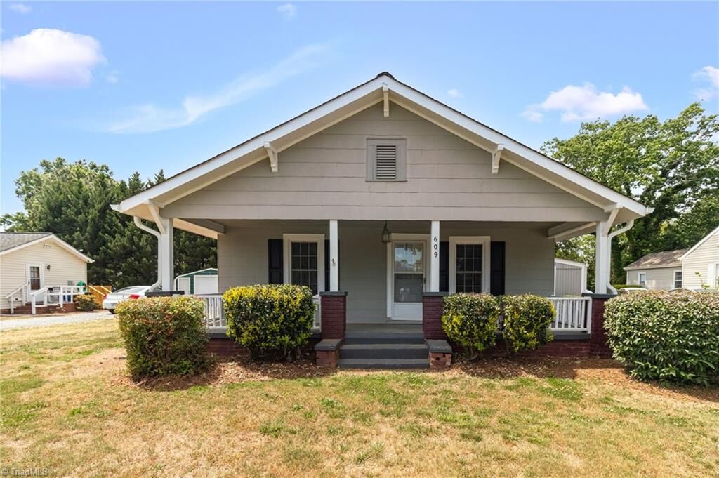 Property Photo:  609 Dobson Street  NC 27284 