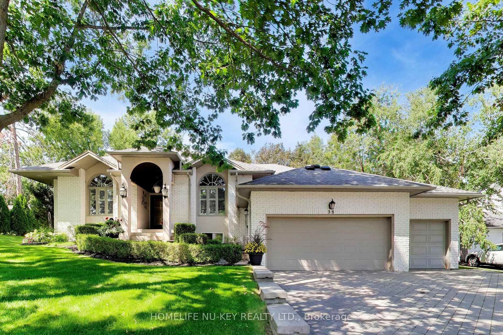 Property Photo: 38 Castle Drive ON L4N 1R1