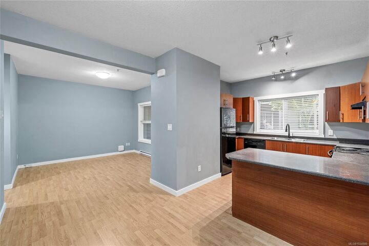 Property Photo:  582 Rosehill St 102  BC V9S 1H6 