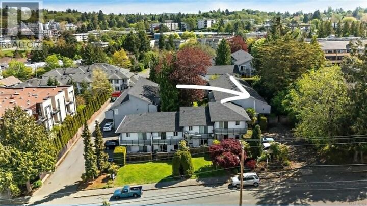 Property Photo:  3235 Alder Street 5  BC V8X 1P3 