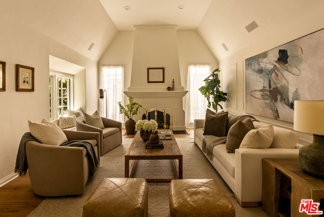 Property Photo: 102 N Laurel Ave CA 90048