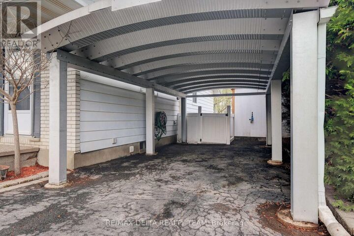 Property Photo:  2210 Bickerton Avenue  ON K1J 6Y3 