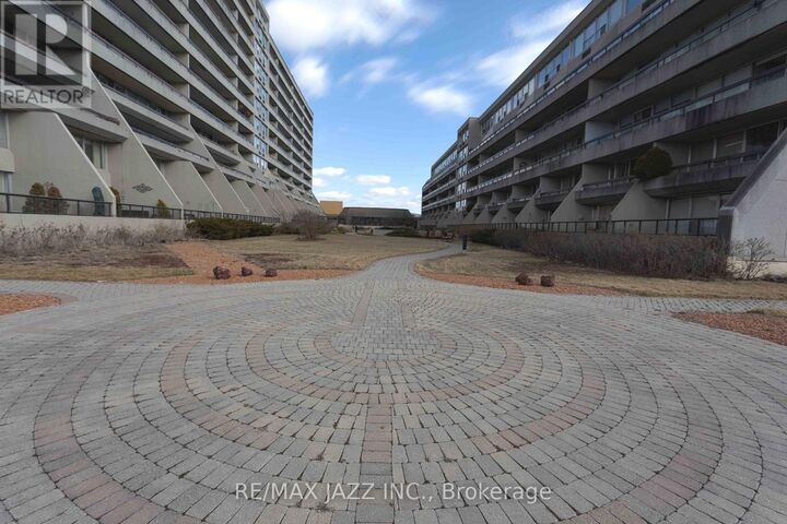 Property Photo:  55 William Street East Ph 7  ON L1G 7C9 