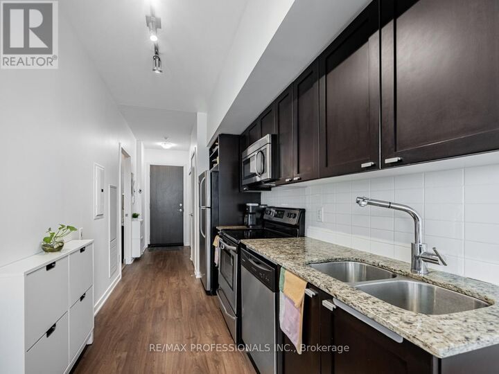 Property Photo:  105 The Queensway 2113  ON M6S 5B5 