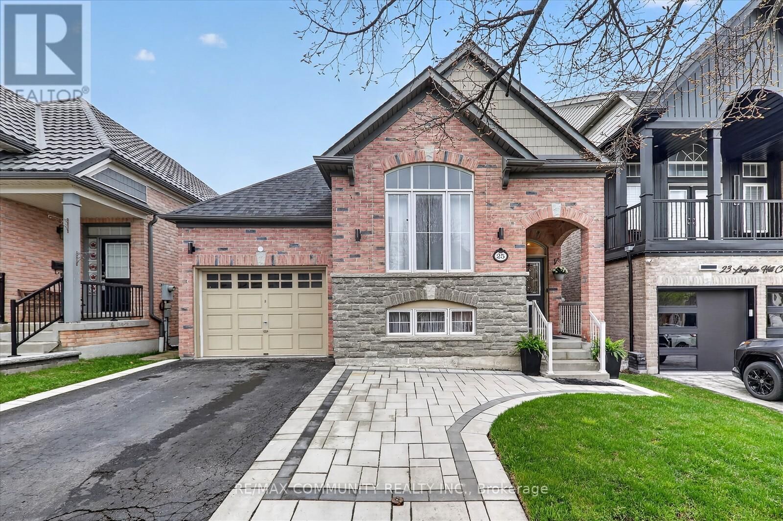 Property Photo:  25 Loughlin Hill Crescent East  ON L1Z 1P8 