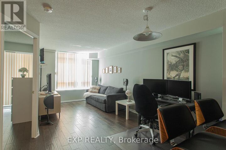 Property Photo:  8 Hillcrest Avenue 2717  ON M2N 6Y6 