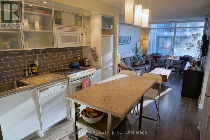 Property Photo:  25 Telegram Mews 911  ON M5V 3Z1 