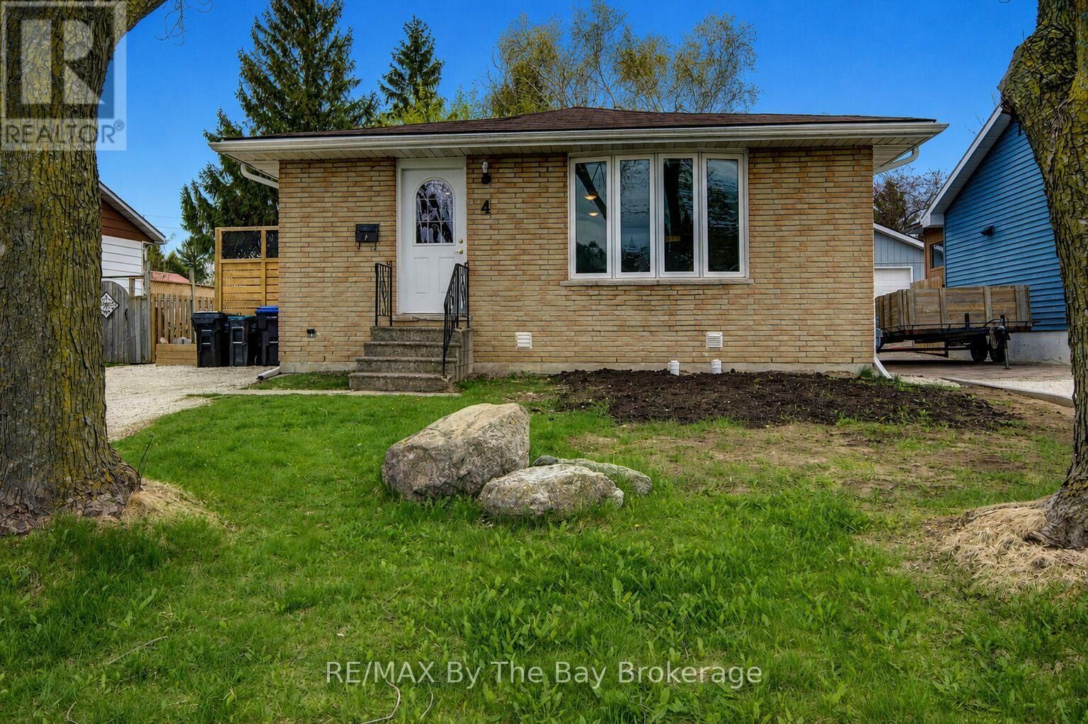 Property Photo:  4 Watts Crescent  ON L9Y 4H2 