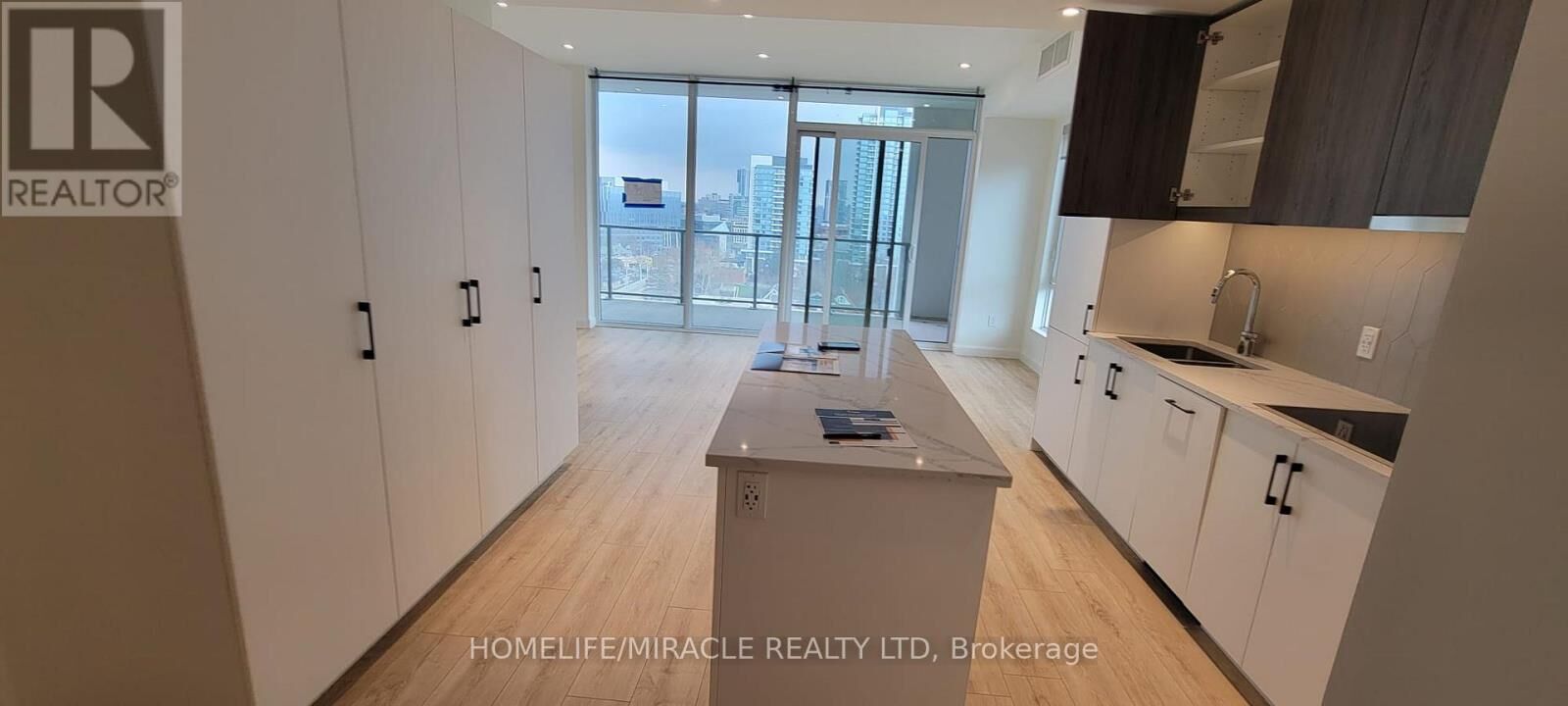 Property Photo:  741 King Street West 1012  ON N2G 1E5 