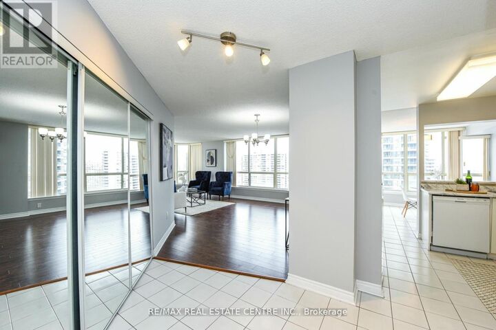 Property Photo:  55 Elm Drive 1805  ON L5B 3Z3 