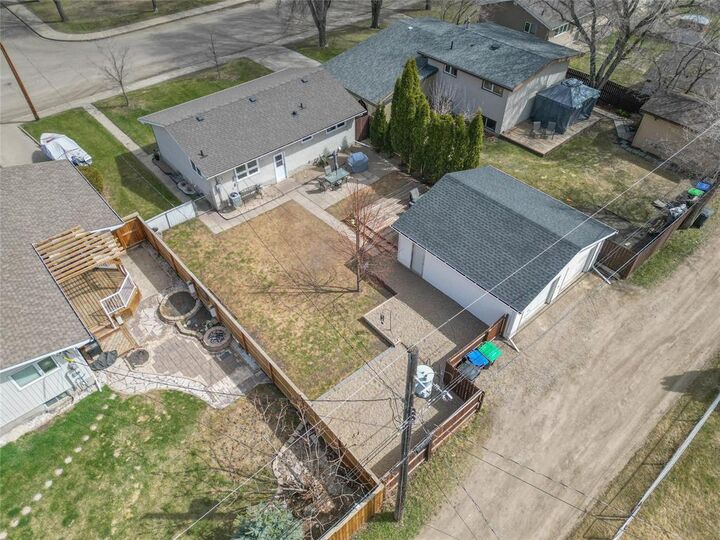 Property Photo:  14 Queens Crescent  MB R7B 1E9 
