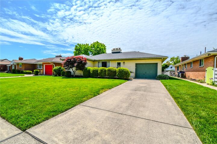Property Photo: 1404 Pinecrest Drive OH 45414