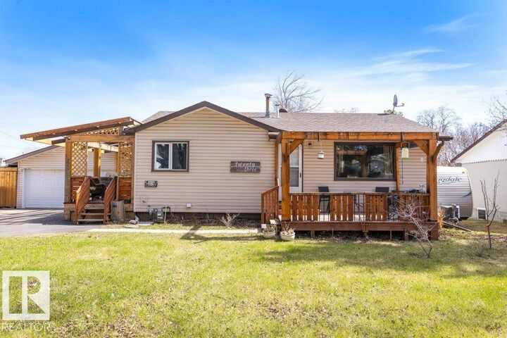 Property Photo:  23 Maple Drive  AB T8N 1G6 