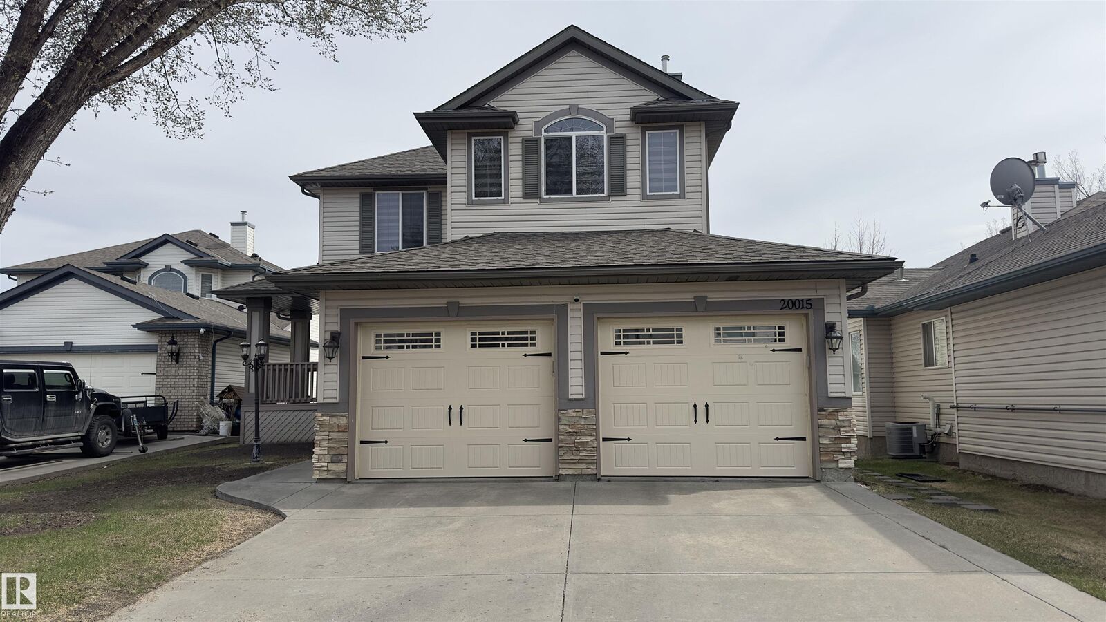 Property Photo:  20015 50 Avenue NW  AB T5R 5X3 