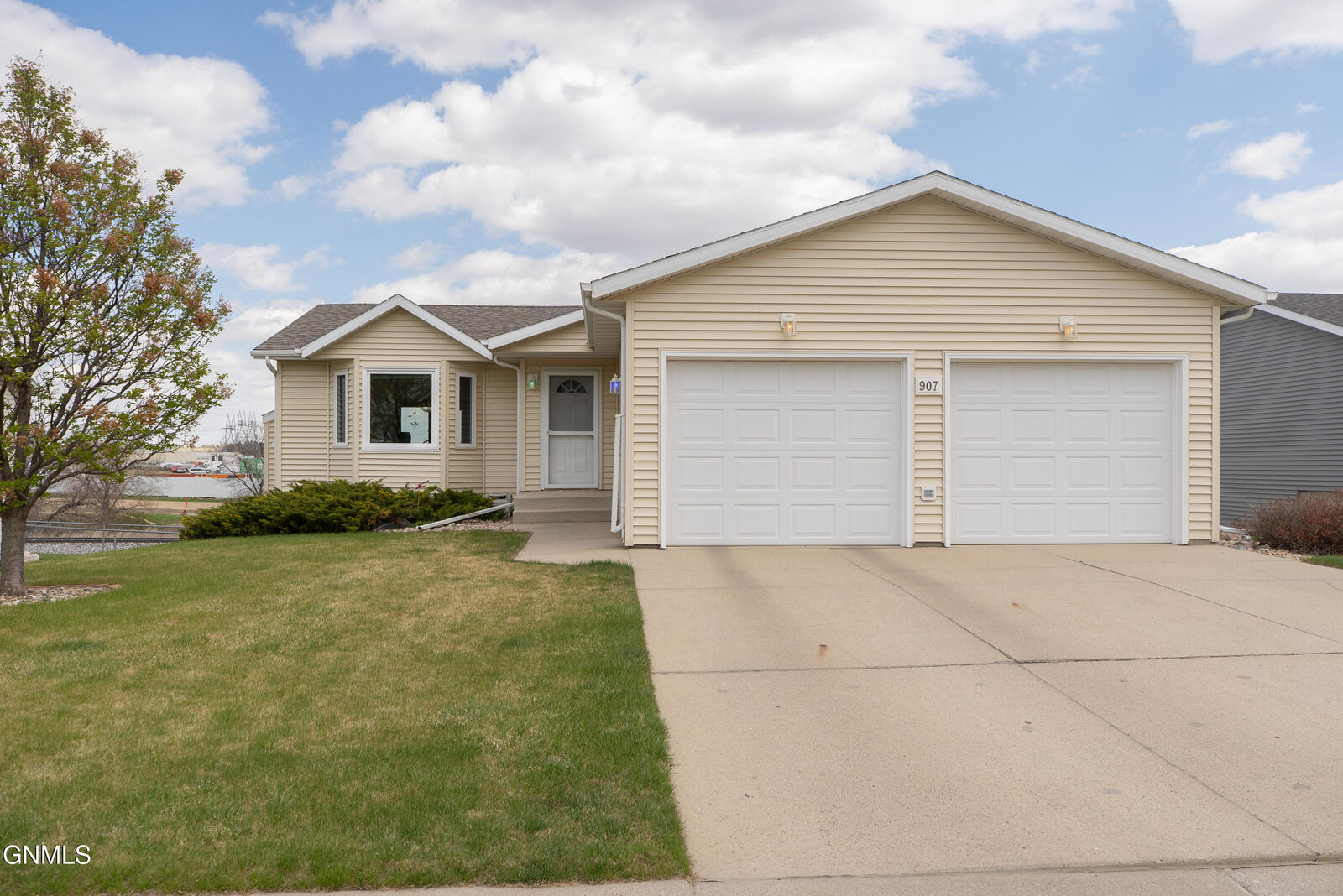 Property Photo:  907 35th Street  ND 58501 