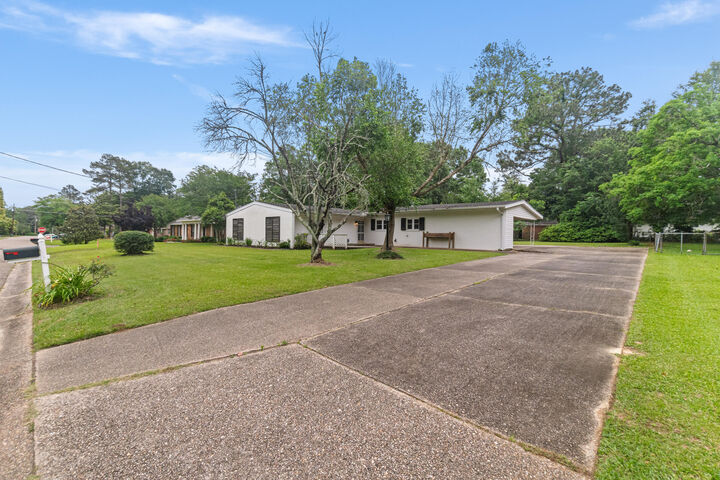 Property Photo:  2902 Williamsburg Rd.  MS 39401 