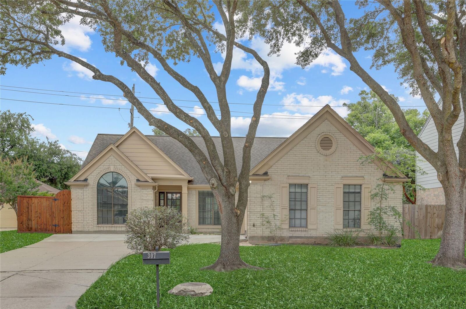 Property Photo: 307 E Sutton Square TX 77477