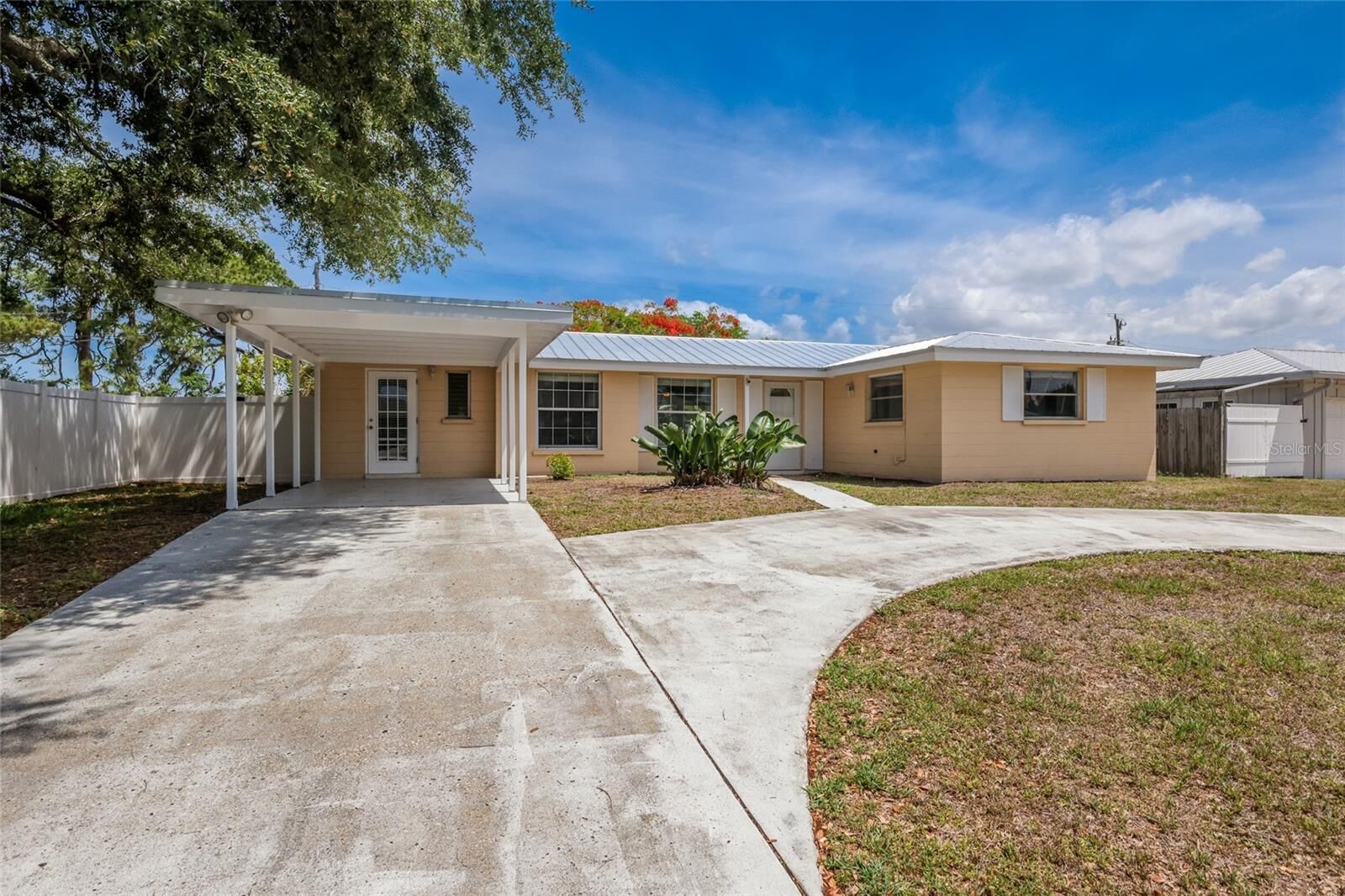 Property Photo:  1717 Joyce Street  FL 34231 