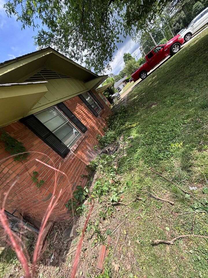 Property Photo:  900 W Shelby Dr  TN 38109 