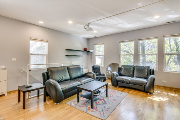 Property Photo:  1538 W Fry Street  IL 60642 
