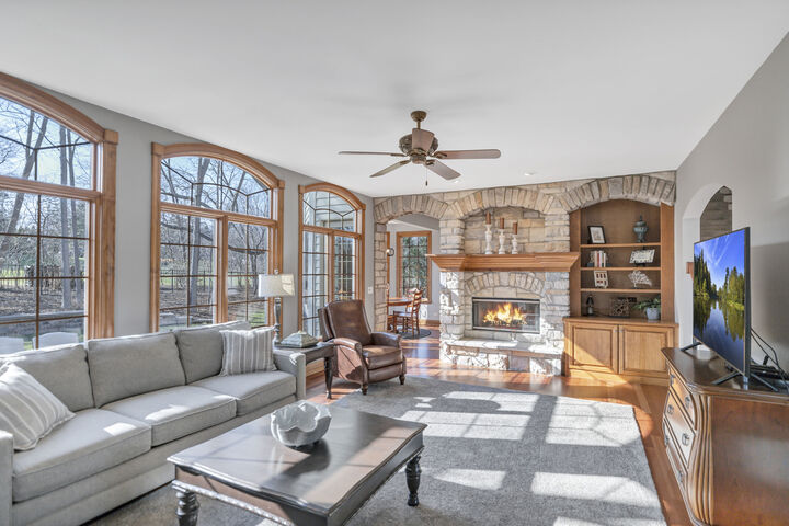 Property Photo:  710 Reserve Court  IL 60177 
