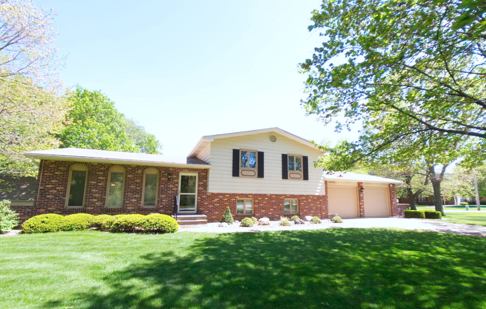 Property Photo: 8 Hawthorne Drive IL 60543