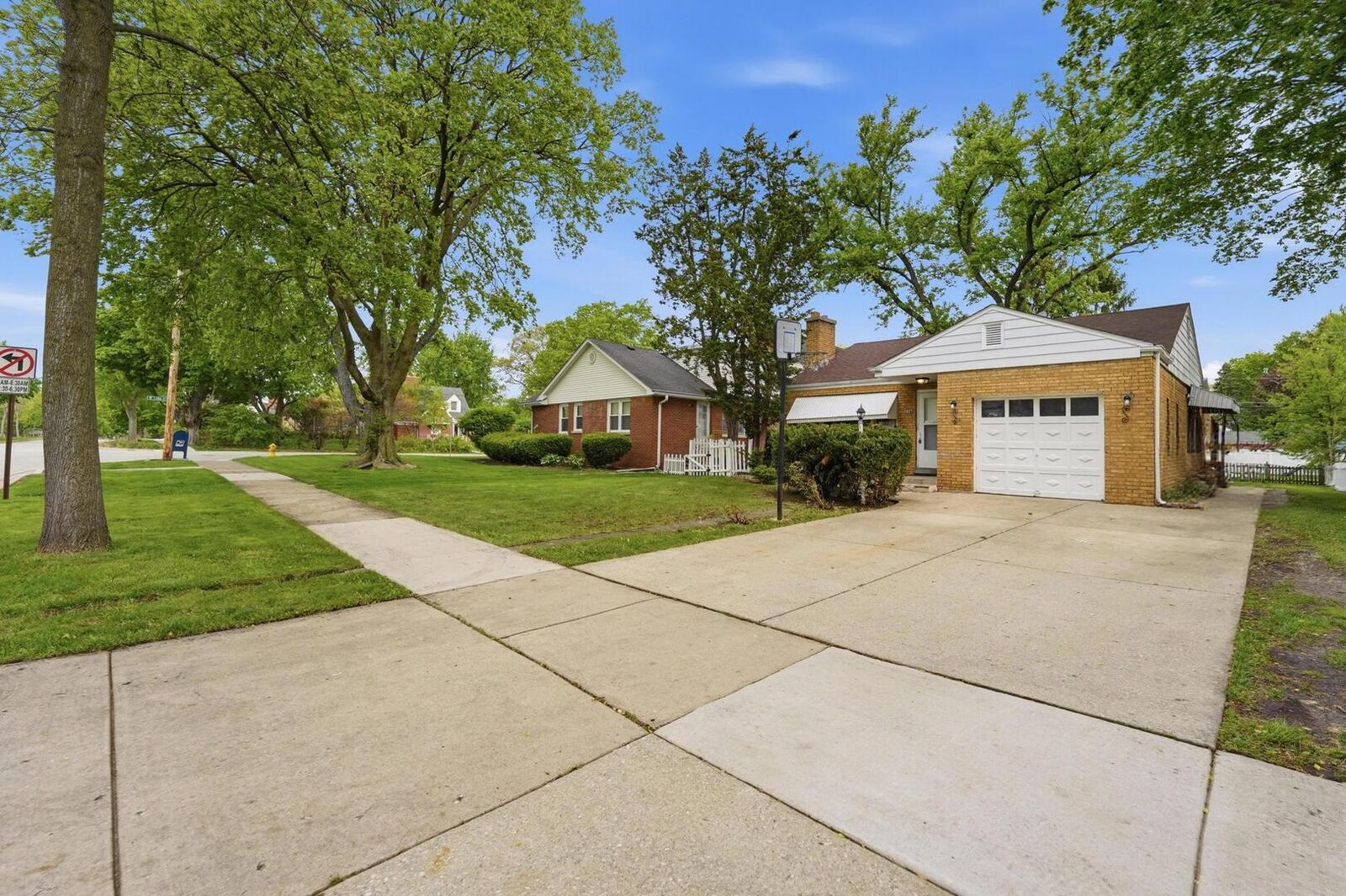 Property Photo:  306 W Lonnquist Boulevard  IL 60056 