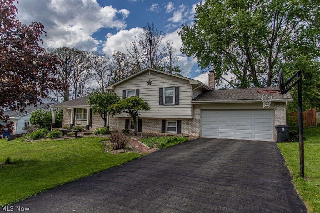 Property Photo: 8523 Sleepy Hollow Drive NE OH 44484