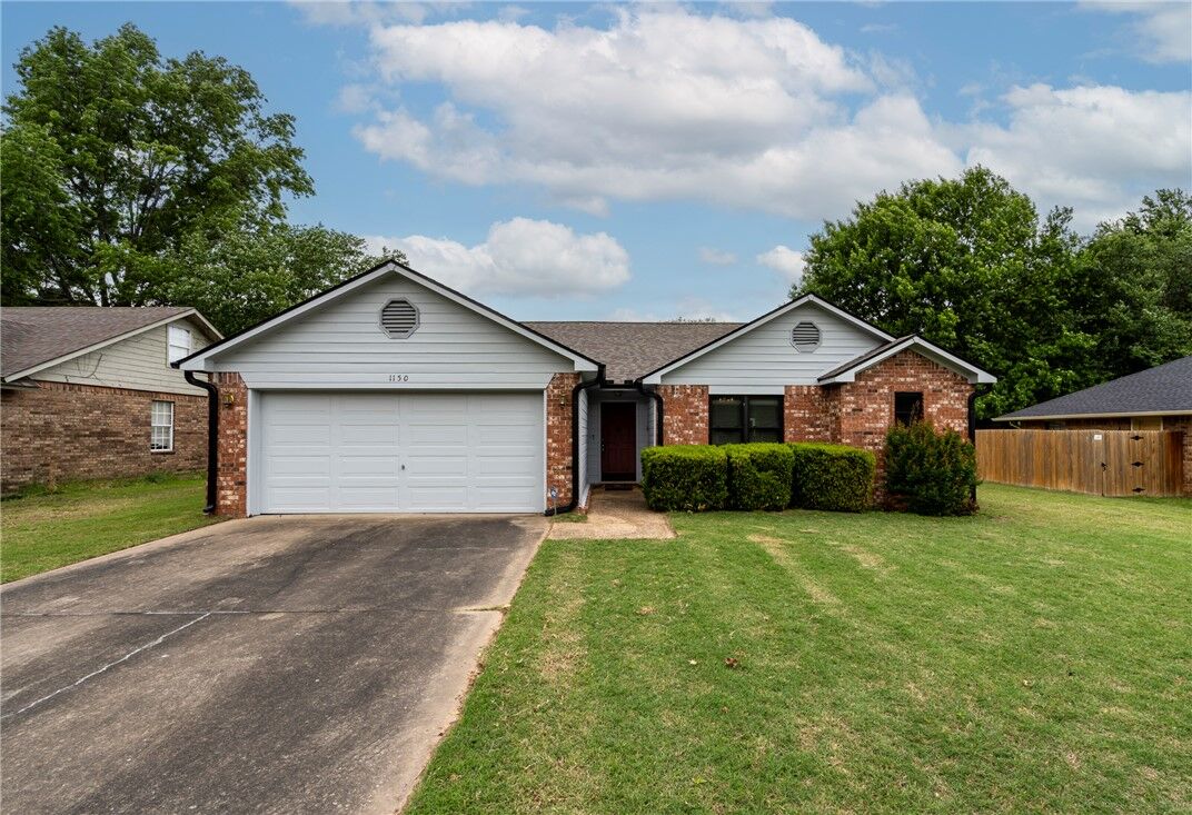 Property Photo:  1150 S Lyndale  AR 72761 