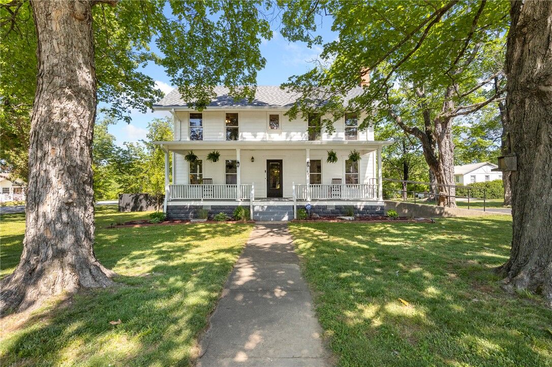 Property Photo:  623 S Pine Street  AR 72601 